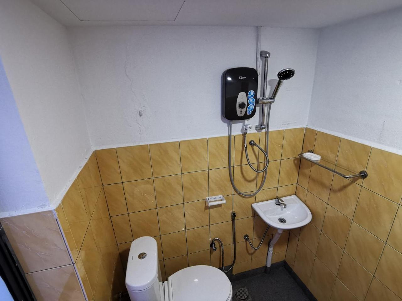 Hawk Hotel & Hostel Kuala Lumpur Bagian luar foto