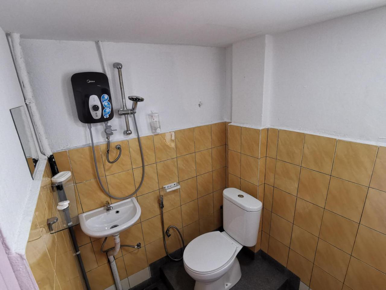 Hawk Hotel & Hostel Kuala Lumpur Bagian luar foto