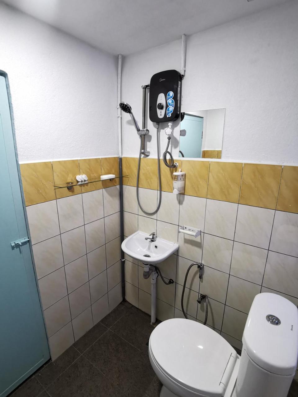 Hawk Hotel & Hostel Kuala Lumpur Bagian luar foto
