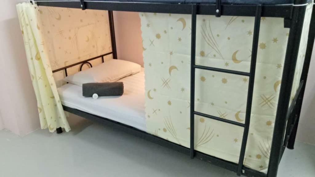 Hawk Hotel & Hostel Kuala Lumpur Bagian luar foto